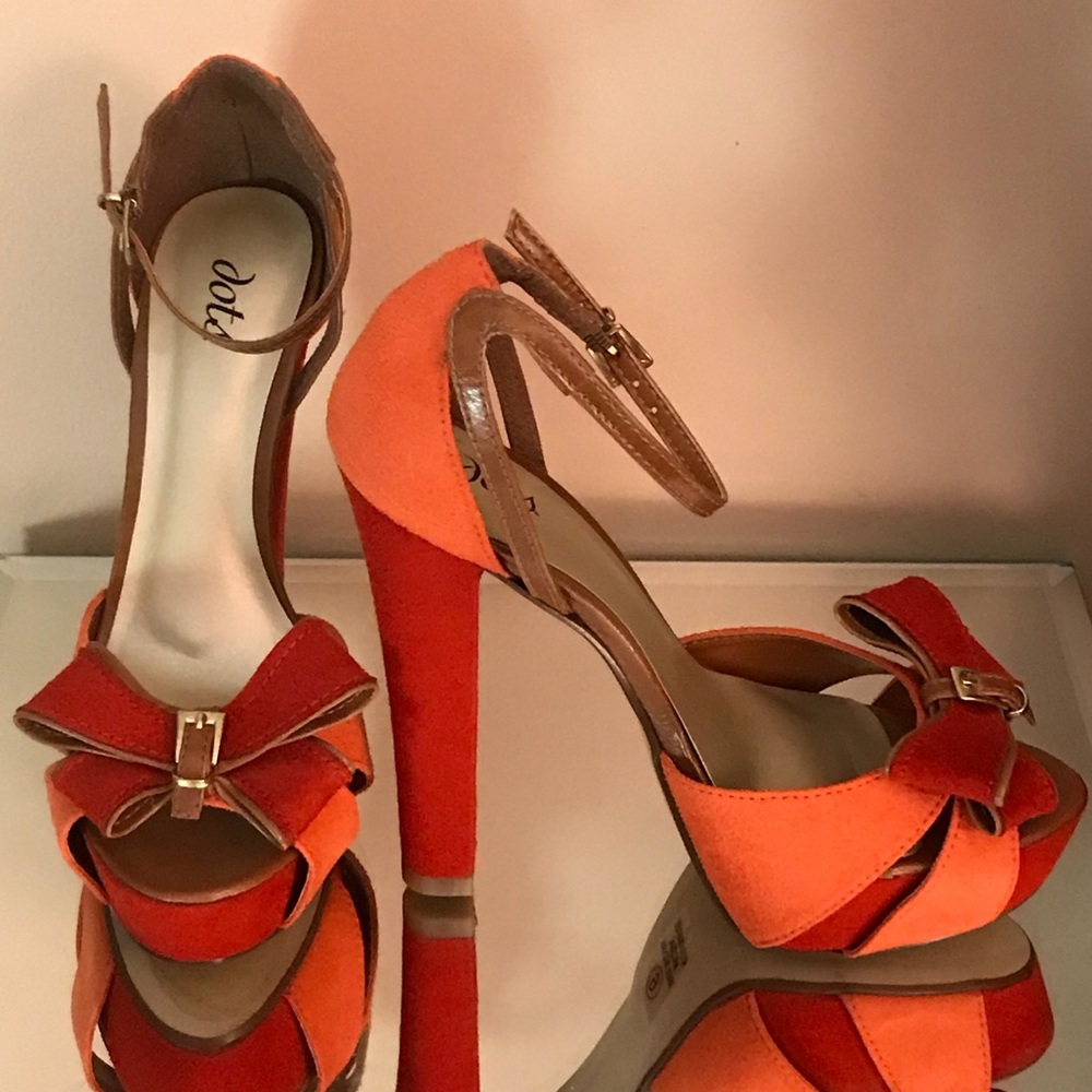 NWOB Faux suede, light & dark orange heels with bows.